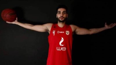 الأهلي يعلن تجديد عقد إيهاب أمين نجم كرة السلة