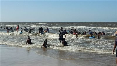 إقبال على شاطئ جمصة للاستمتاع بعطلة نهاية الأسبوع