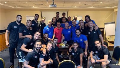 منتخب رجال الطائرة يحتفل بعيد ميلاد 