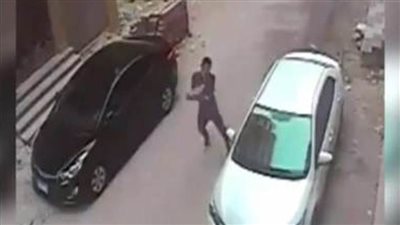  حقيقة تداول فيديو بقيام شخص بمحاولة كسر زجاج سيارة 