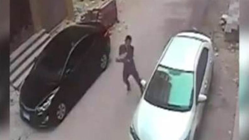 محاولة كسر زجاج سيارة