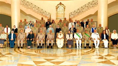 وزير الدفاع يكرم القادة الذين أوفوا العطاء بالقوات المسلحة