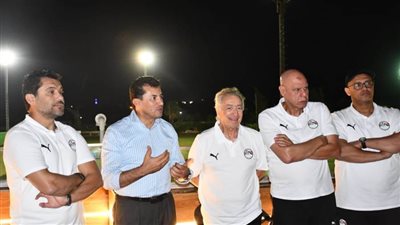 وزير الرياضة ومحافظ الإسماعيلية يدعمان المنتخب المصري قبل كأس العرب