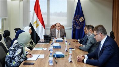 رئيس هيئة الدواء يبحث مع ممثلي جهاز الدمغة الطبية دعم الصناعة الوطنية