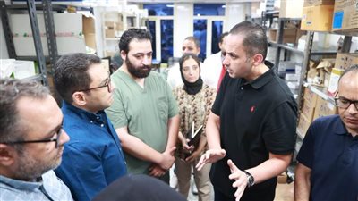 نائب وزير الصحة يوجه بصرف مكافأة للعاملين بمستشفى الصدر بالمنيا في جولة مفاجئة
