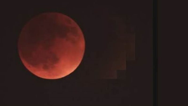 القمرالدموي في سماء