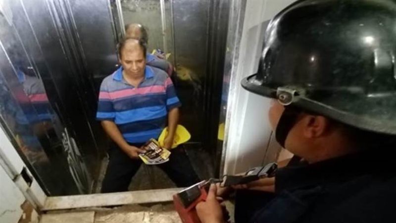 لحظة استخراج شخص