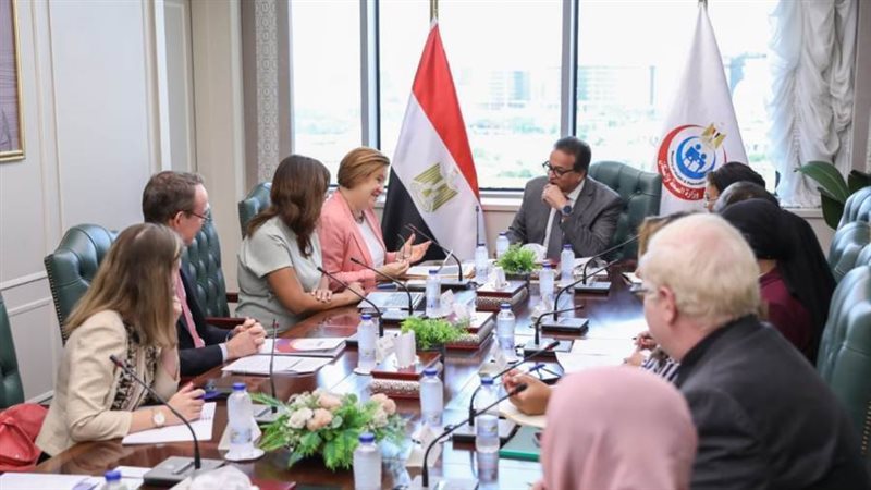 وزير الصحة مع وفد