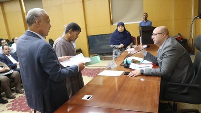 محافظ بني سويف في لقاء المواطنين: توصيل المياه والصرف للعزب ورصف الطرق وإعانات للفقراء