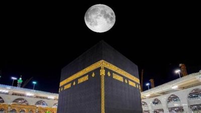 في مشهد فلكي نادر القمر يتعامد على الكعبة المشرفة فجر الجمعة 