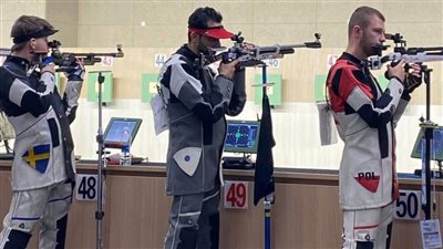 محمد حمدي يقترب من النهائيات في كأس العالم للرماية بالصين