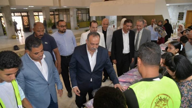 جانب من توزيع الشنط