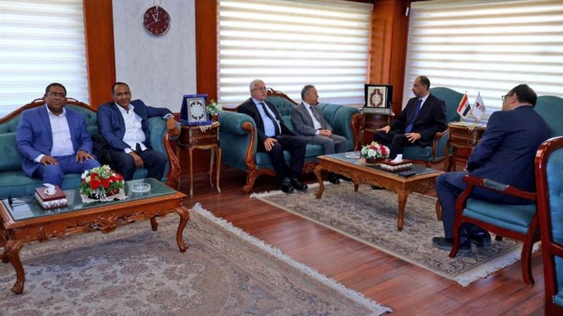 وفد الأطباء مع محافظ