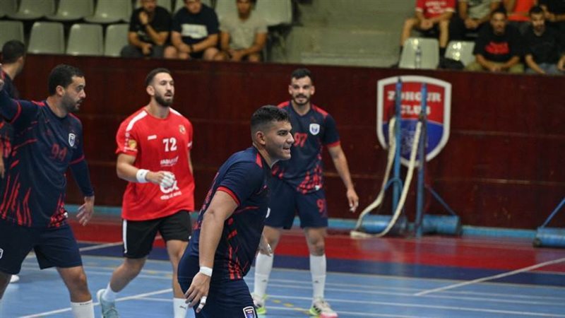 رجال يد الزهور أمام