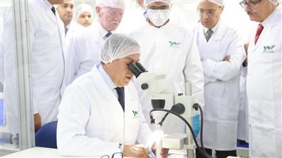  وزير الصحة يشهد التشغيل التجريبي لخط إنتاج فلاتر الغسيل الكلوي بمصنع وطني