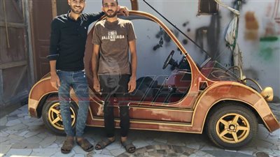 بكاميرا وشاشة.. شابان يبتكران سيارة خشبية على شكل جيتار بالشرقية