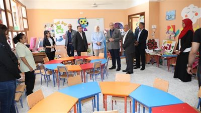 محافظ بني سويف يتفقد الفصول والمعامل.. ويؤكد: الأنشطة الطلابية جزء أساسي من المنظومة التعليمية