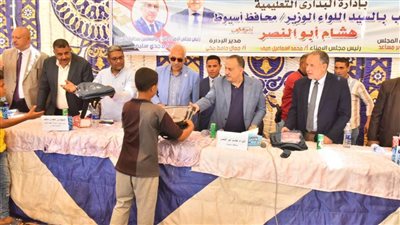  محافظ أسيوط يشهد توزيع حقائب مدرسية بقرية النواورة بالبداري 