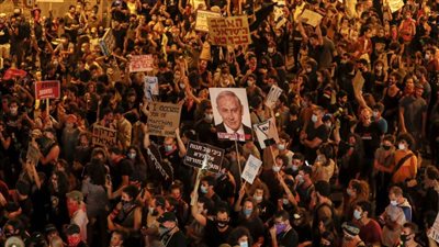 الآلاف يتظاهرون أمام منزل نتنياهو عقب تكثيف العمليات العسكرية في غزة