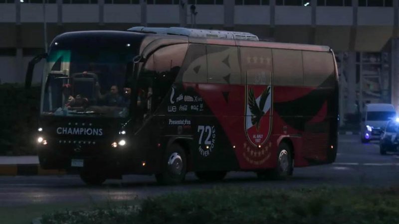 حافلة الأهلي تصل