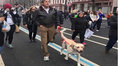 جون كيري يشارك في المظاهرات المناهضة لـ