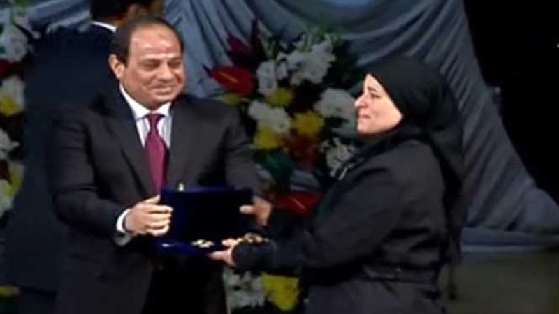 الرئيس السيسي يكرم