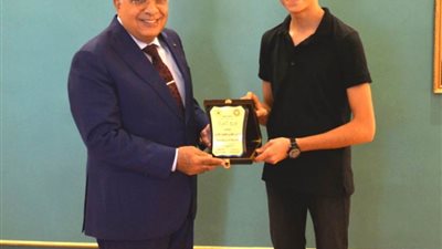 محافظ الدقهلية يكرم الطالب الأول على الدبلومات الفنية 