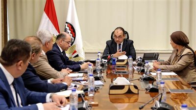 وزير قطاع الأعمال العام يجتمع بمجلس إدارة 