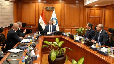 وزير البترول يبحث مع 