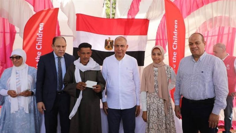 محافظ المنيا يسلم