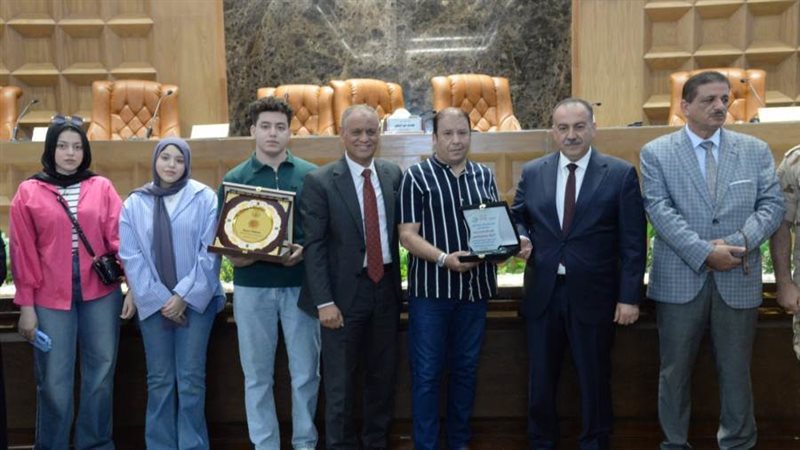 محافظ أسيوط خلال