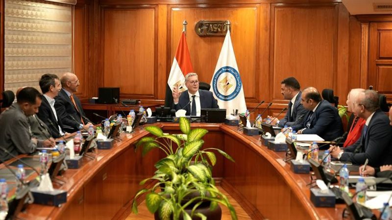 الوزير خلال لقاءه