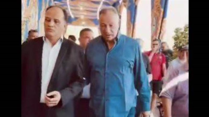 لحظة وصول الخطيب