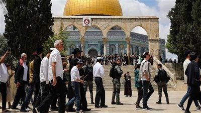 عشرات المستوطنين يقتحمون باحات المسجد الأقصى بحماية شرطة الاحتلال