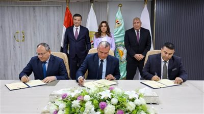 وزيرا الزراعة والتنمية المحلية ومحافظ الوادي الجديد يشهدون توقيع بروتوكول لإنشاء أول مركز لإنتاج الحرير الطبيعي بالخارجة