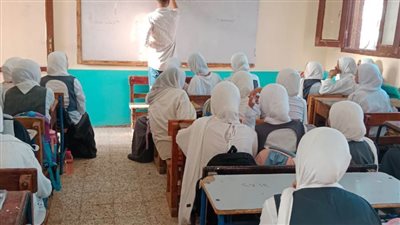 محافظ بني سويف يتابع مع التعليم انتظام الدراسة في يومها الأول