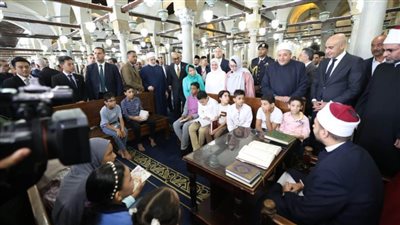 رئيس سنغافورة وقرينته يزوران الجامع الأزهر ويستمعان إلى شرح مفصل حول أبرز معالمه التاريخية