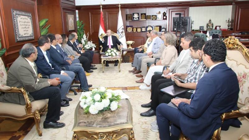 اجتماع محافظ بنى