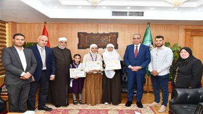 محافظ الفيوم يكرم ثلاث طالبات أزهريات لتفوقهن في القراءة والإبداع 