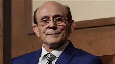 محمد صبحي يظهر أمام مسرحه لأول مرة منذ وعكته الصحية