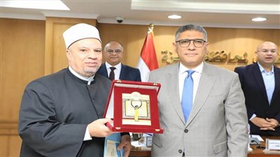 محافظ الجيزة يكرم مديري مديريتَي الأوقاف والشؤون الصحية السابقين 