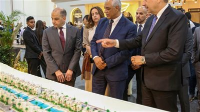 وزير قطاع الأعمال يتفقد جناحي شركتي 