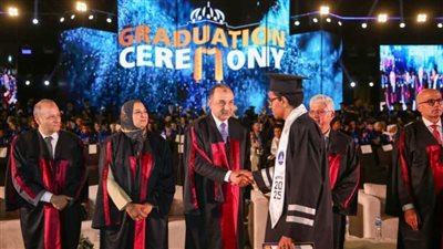وزيرا قطاع الأعمال والتعليم العالي يشهدان حفل تخرج الدفعة (71) بكلية الهندسة جامعة عين شمس
