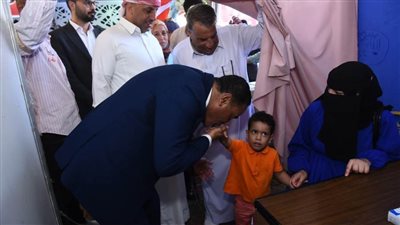 محافظ مطروح يُقبّل يد طفل مريض ويوجّه بسرعة تقديم الرعاية الطبية اللازمة له