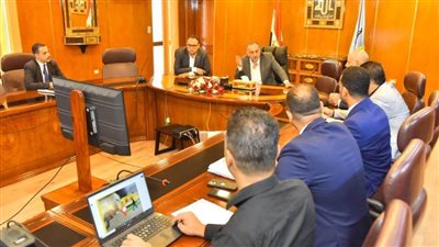 محافظ أسيوط يبحث آليات تطوير جودة الخبز وتنفيذ مشروعات تدريبية وفرص عمل للأسر والشباب