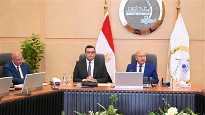 وزير الصناعة يبحث مع وزير الإسكان موقف ترفيق المناطق الصناعية