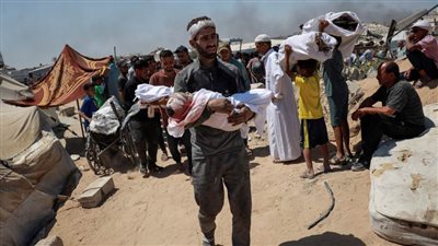 استشهاد 7 فلسطينيين إثر قصف إسرائيلي خيمة نازحين غرب 