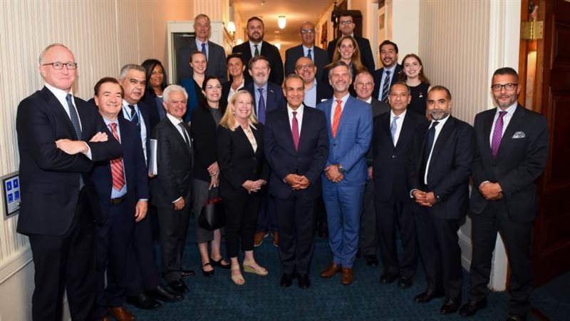 وزير الخارجية مع