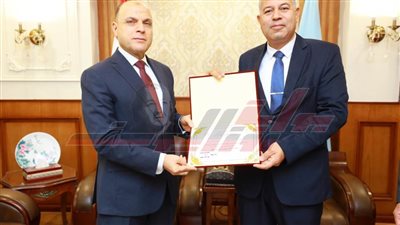 محافظ كفر الشيخ يكرم المتميزين بإدارة الإيرادات تقديرا لجهودهم