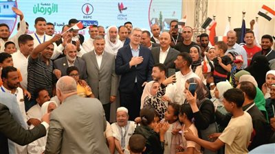  وزير البترول ومحافظ الإسكندرية يفتتحان تطوير قرى منطقة كينج مريوط